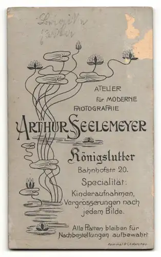 Fotografie Arthur Seelemeyer, Königslutter, Portrait süsses Baby im weissen Kleidchen