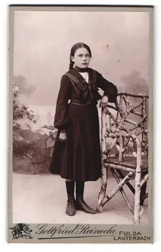 Fotografie Gottfried Reinecke, Fulda, Portrait dunkelhaariges Mädchen im schwarzen Kleid