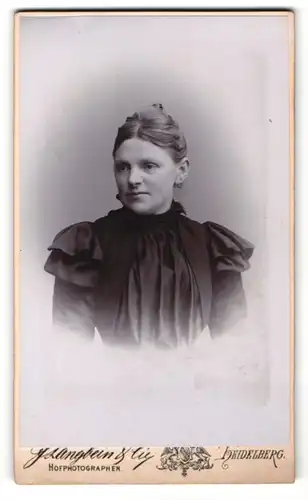 Fotografie F. Langbein & Lie, Heidelberg, Portrait schöne Frau im schwarzen Kleid