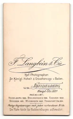 Fotografie F. Langbein & Lie, Heidelberg, Portrait schöne Frau im schwarzen Kleid