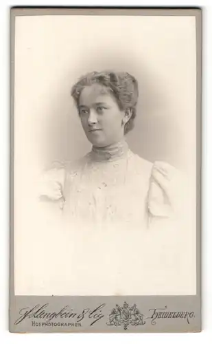 Fotografie F. Langbein, Heidelberg, Portrait hübsche Dame im weissen Kleid