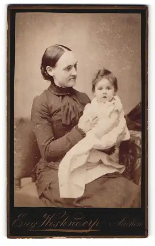 Fotografie Eug. Westendorp, Aachen, Portrait schöne Frau mit Kleinkind im Arm