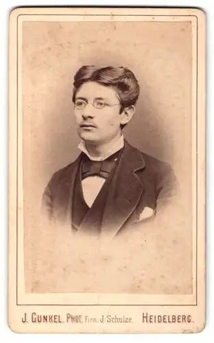 Fotografie J. Gunkel, Heidelberg, Portrait edler Mann mit Brille