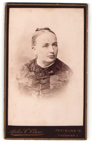 Fotografie C. Clave, Freiburg, Portrait schöne Frau im bestickten Kleid