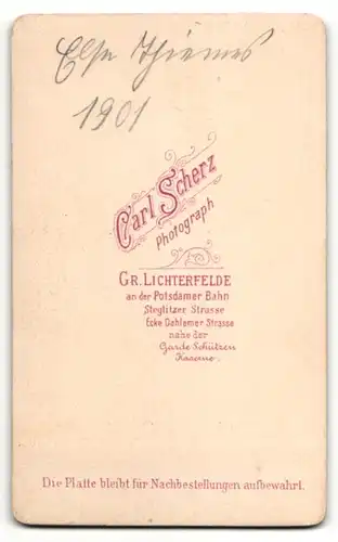 Fotografie Carl Scherz, Gr. Lichterfelde, Portrait niedliches Kleinkind im weissen Kleidchen