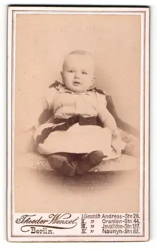 Fotografie Theodor Wenzel, Berlin, niedliches Kleinkind im weissen Kleidchen