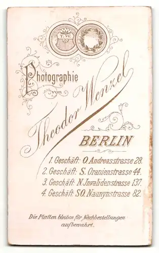 Fotografie Theodor Wenzel, Berlin, niedliches Kleinkind im weissen Kleidchen