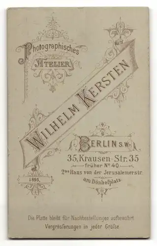 Fotografie Wilhelm Kersten, Berlin, Portrait junger Mann mit Krawatte im Anzug