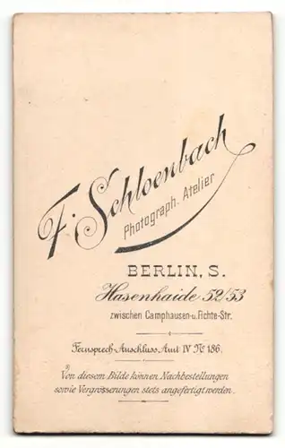 Fotografie F. Schloenbach, Berlin, Portrait niedliches Kleinkind im weissen Kleidchen