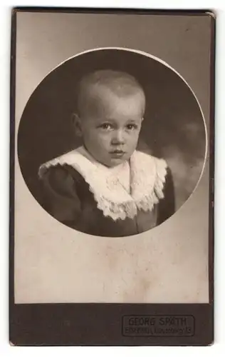 Fotografie Georg Späth, Eisenach, Portrait niedliches Kleinkind im Kleidchen