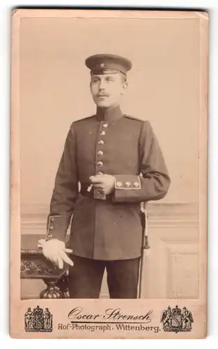Fotografie Oscar Strensch, Wittenberg, Portrait Soldat in interessanter Uniform