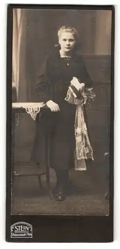 Fotografie Atelier Stein, Berlin, Portrait schöne Frau im schwarzen Kleid