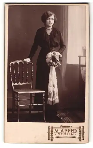 Fotografie M. Appel, Berlin, Portrait junge Dame im schwarzen Kleid