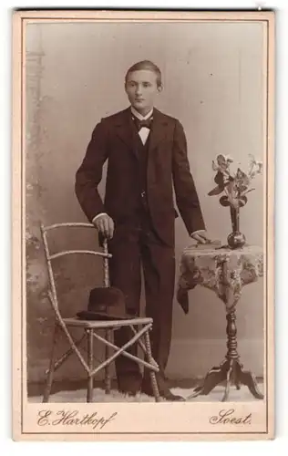 Fotografie E. Hartkopf, Soest, Portrait eleganter Mann mit Krawatte im Anzug