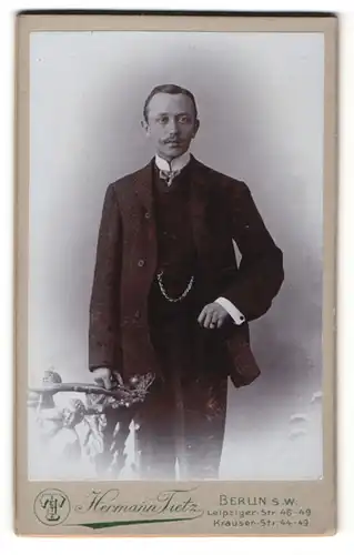 Fotografie Hermann Tietz, Berlin, Portrait gut gekleideter Mann mit Schnurrbart