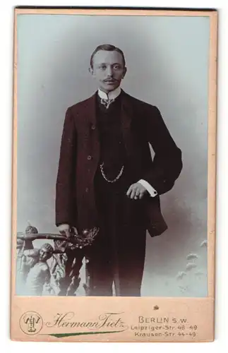 Fotografie Hermann Tietz, Berlin, Portrait eleganter Mann mit Oberlippenbart