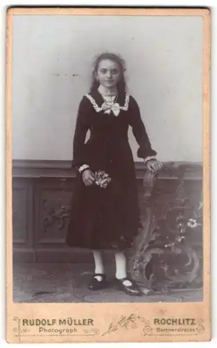 Fotografie Rudolf Müller, Rochlitz, Portrait junge Dame im schwarzen Kleid