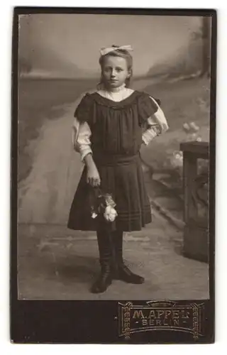 Fotografie M. Appel, Berlin, Portrait niedliches Kleinkind im schwarzen Kleidchen