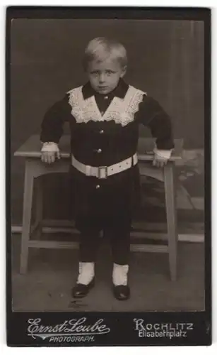 Fotografie Ernst Leube, Rochlitz, Portrait blonder Junge in Stiefelchen