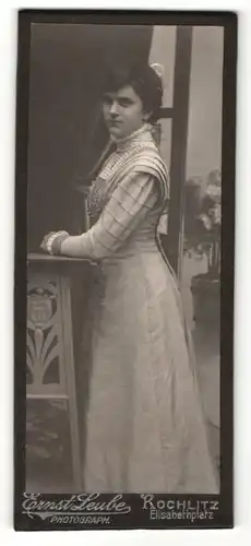 Fotografie Ernst Leube, Rochlitz, Portrait schöne Frau im Kleid