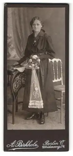 Fotografie A. Birkholz, Berlin, Portrait dunkelhaariges Fräulein im schwarzen Kleid