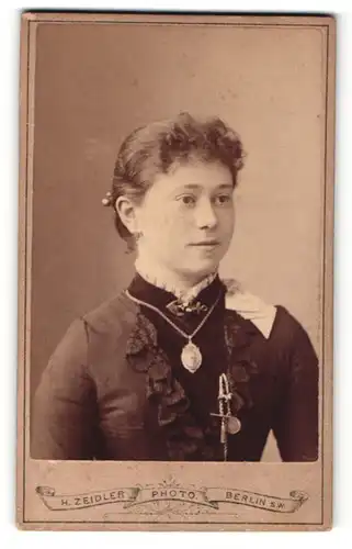 Fotografie H. Zeidler, Berlin, Portrait charmante Dame mit Halsschmuck