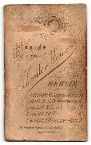 Fotografie Theodor Wenzel, Berlin, Portrait niedliches Kleinkind im weissen Kleidchen