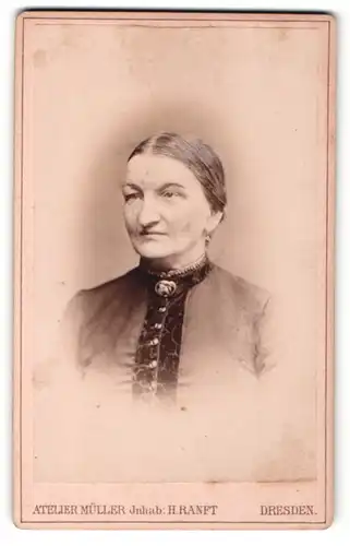 Fotografie Atelier Müller, Dresden, Portrait ältere Dame mit Brosche am Kragen