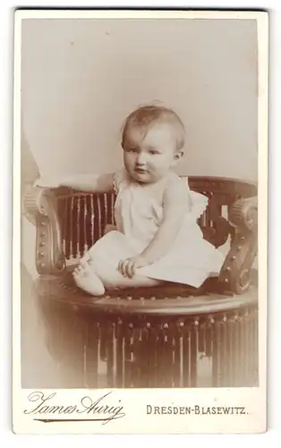 Fotografie James Aurig, Dresden, Portrait niedliches Kleinkind im weissen Kleidchen