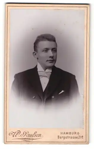 Fotografie W. Paulsen, Hamburg, Portrait eleganter Herr mit Fliege im Anzug