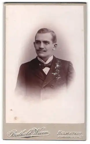 Fotografie Berthold Wurm, Helmstedt, Portrait eleganter Herr mit Oberlippenbart