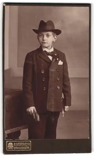 Fotografie A. Wertheim, Berlin, Portrait charmanter Junge mit Hut