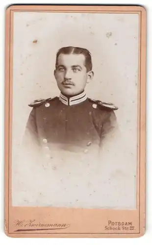 Fotografie H. Zwirnemann, Potsdam, Portrait Soldat in interessanter Uniform