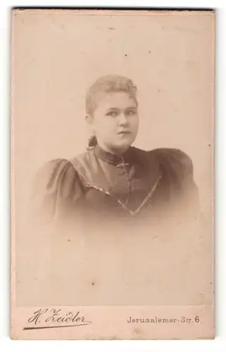 Fotografie H. Zeidler, Berlin, Portrait hübsche Dame im schwarzen Kleid