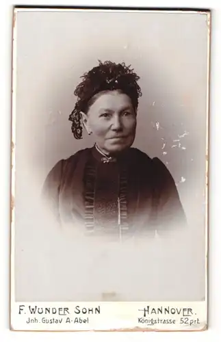 Fotografie F. Wonder Sohn, Hannover, Portrait betagte Dame mit Brosche am Kragen