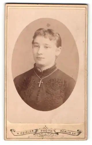 Fotografie H. Zeidler, Berlin, Portrait hübsches Fräulein mit Kreuzkette