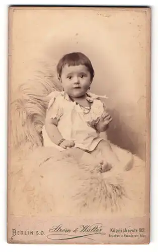 Fotografie Strom & Walter, Berlin, Portrait niedliches Kleinkind im weissen Kleidchen
