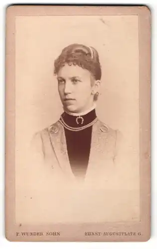 Fotografie F. Wunder Sohn, Hannover, Portrait schöne Dame in schwarzer Bluse