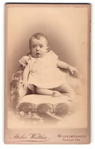Fotografie Atelier Walther, Wilhelmshaven, Portrait süsses Baby im weissen Kleidchen
