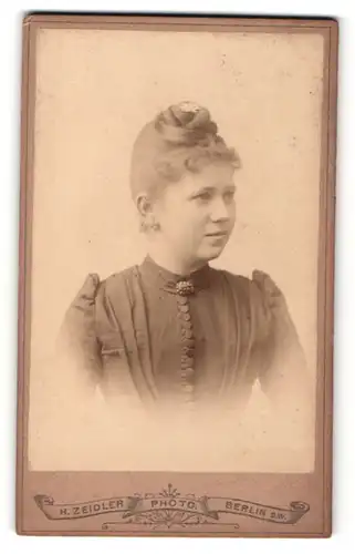 Fotografie H. Zeidler, Berlin, Portrait hübsches Fräulein im schwarzen Kleid