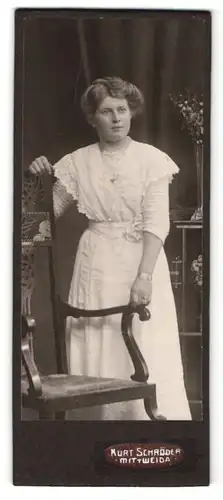 Fotografie Kurt Schröder, Mittweida, Portrait weiss gekleidete Dame an Stuhl gelehnt