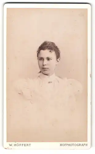 Fotografie W. Höffert, Berlin, Portrait junge Dame im weissen Kleid mit Kragenbrosche