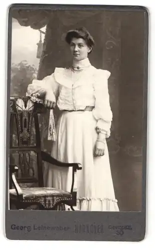 Fotografie Georg Leineweber, Hannover, Portrait weiss gekleidete Dame mit Fächer an Stuhl gelehnt