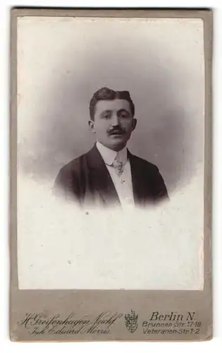 Fotografie H. Greifenhagen Nachf., Berlin-N, Portrait modisch gekleideter Herr mit Schnurrbart