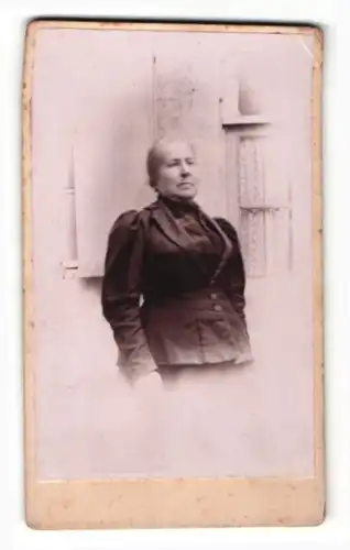 Fotografie P. Régey, Paris, Portrait ältere Dame in zeitgenössischer Kleidung