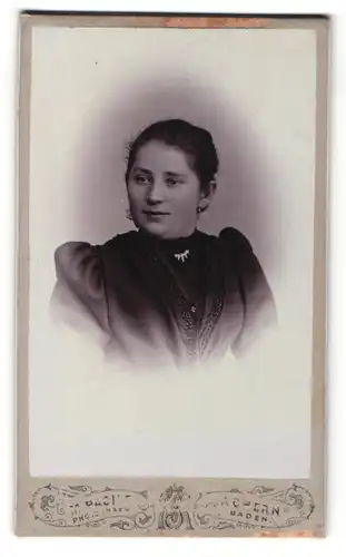 Fotografie M. Pache, Achern, junge Frau in schwarzem Kleid