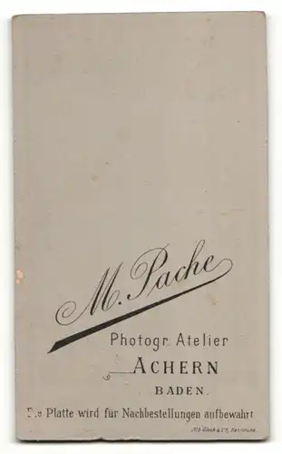 Fotografie M. Pache, Achern, junge Frau in schwarzem Kleid