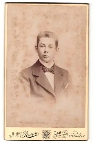 Fotografie Atelier Person, Lahr i. B., junger Mann mit kurzen Haaren und Segelohren