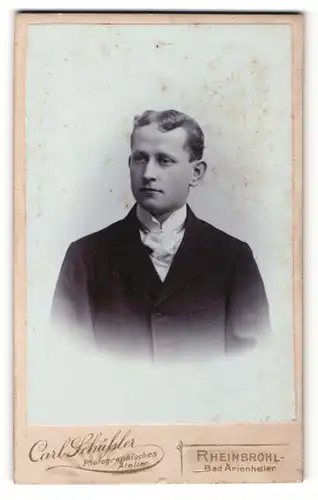 Fotografie Carl Schüfsler, Rheinbrohl, junger Mann mit Mittelscheitel und Krawatte