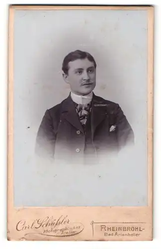 Fotografie Carl Schüfsler, Rheinbrohl, junger Mann mit Seitenscheitel in Anzug mit kariertem Halstuch